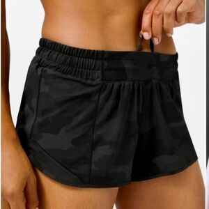Lululemon Hotty Hot Short II 2.5" Camp Deep Coal/Multi Black Size 8